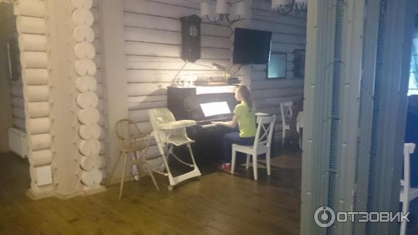 угол кафе. детские стулья и девушка, которая во время ужина играет, дабы усладить наш слух