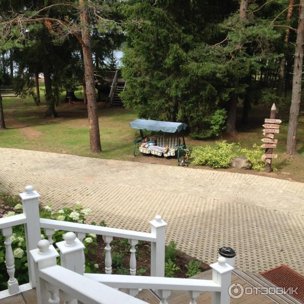 выход с г... го крыльца. Качели - очень нам нравились. Сразу за ними большая горка, а за ней - озеро