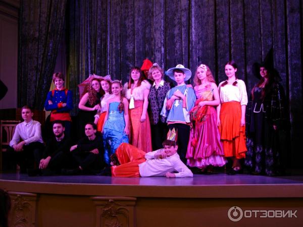 Коллектив детского музыкального театра Серпантин ДМШ 31 на сцене Белого зала Дома учёных - Владимирского дворца. Спектакль-мюзикл Огниво