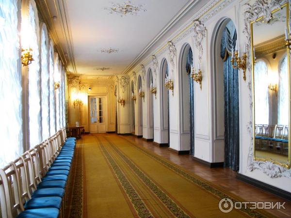 Коридор вдоль Белого зала в Доме учёных - Владимирском дворце