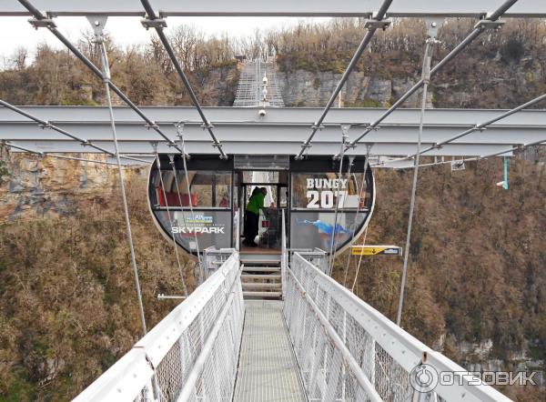 база 207 метров, белый пол и перила, скайпарк.