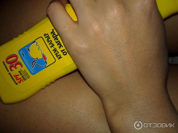 На кожу руки нанесен крем