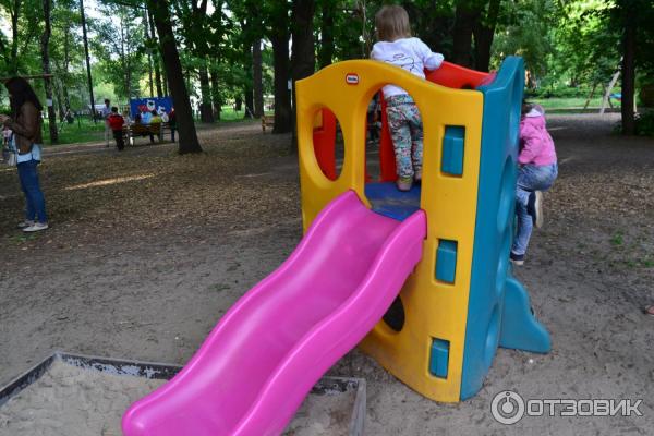 Парк гойдалок у метро Выстовочный центр (Украина, Киев) фото