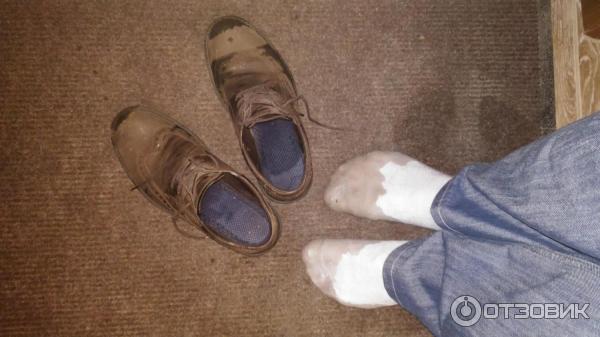 Видно, что ботинки снаружи почти не мокрые, а ноги в них - мокрые