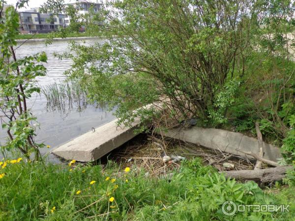 А это выход в Дудергофский канал вообще перекрыт бетонной плитой. Обязательно ее надо убрать!!!