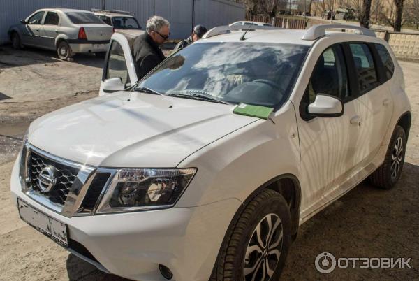 Производственные знатоки-автовладельцы за осмотром нового авто
