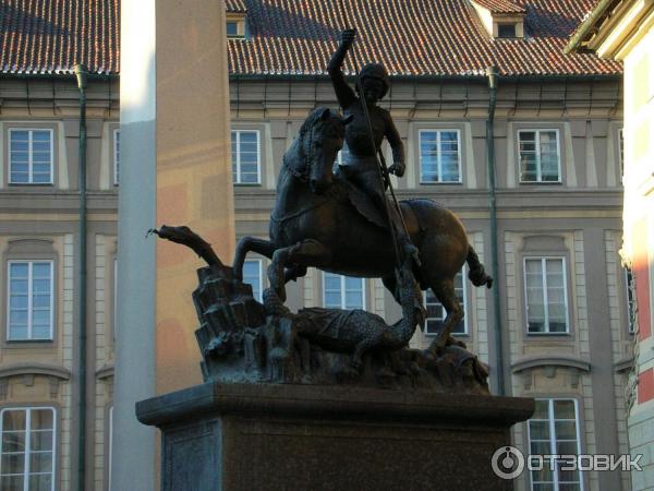 Памятник Святому Ирджи (Георгия) в Пражском Граде. Фото в зимний период, поэтому фонтан не работает.