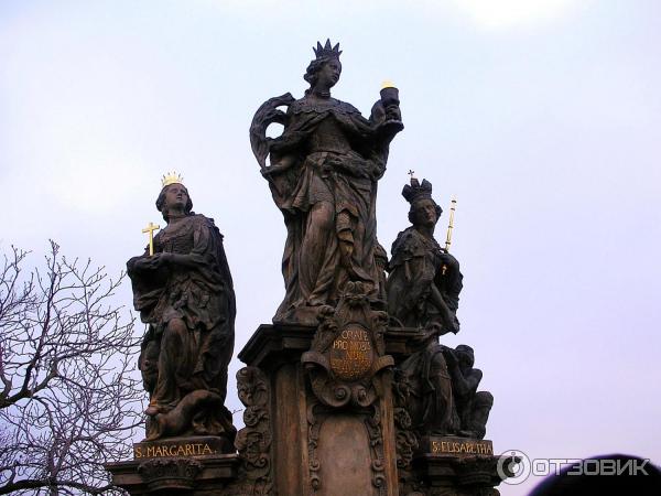 Одна из скульптур Карлова Моста в Праге. Святые Варвара, Маргарита и Елизавета.