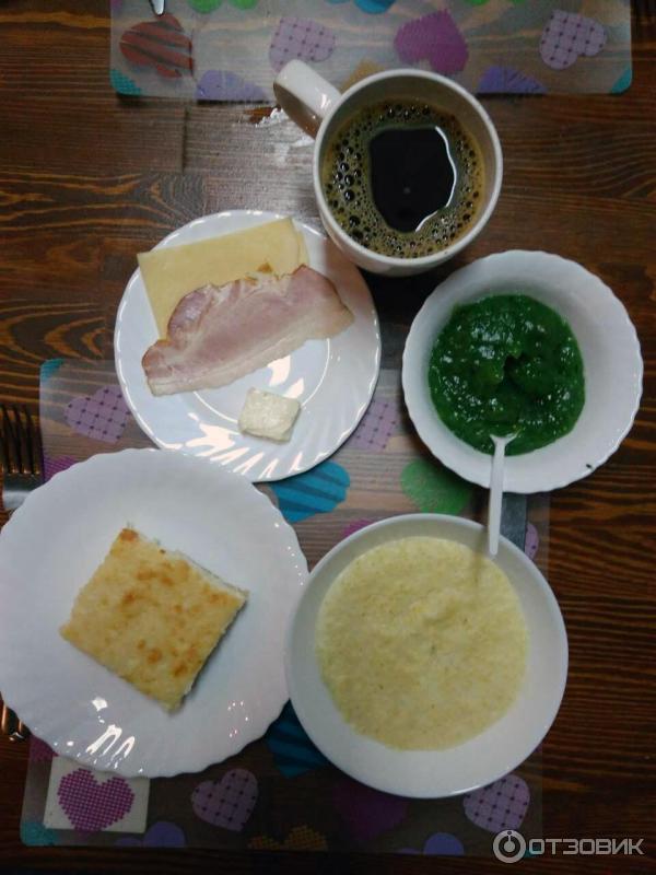 Вкусный и полезный завтрак. Зеленое - это конфитюр из киви