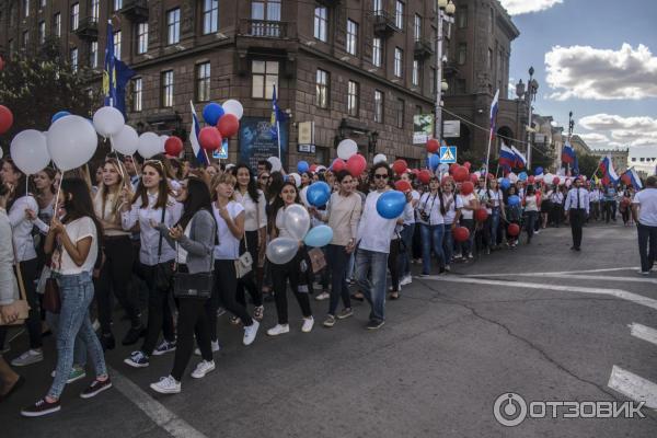 колонна студентов в ДЕНЬ СТУДЕНТА