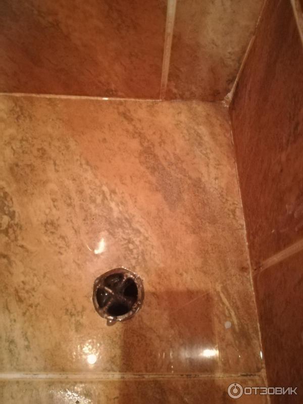 Засор в душе, обнаружен при въезде и остался до выезда.