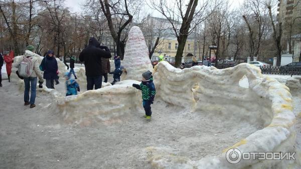 Снежная крепость на Тверском бульваре