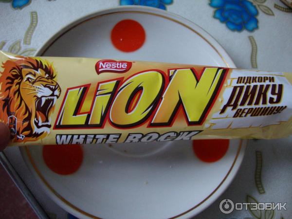 Шоколадный батончик Nestle Lion White Rock фото