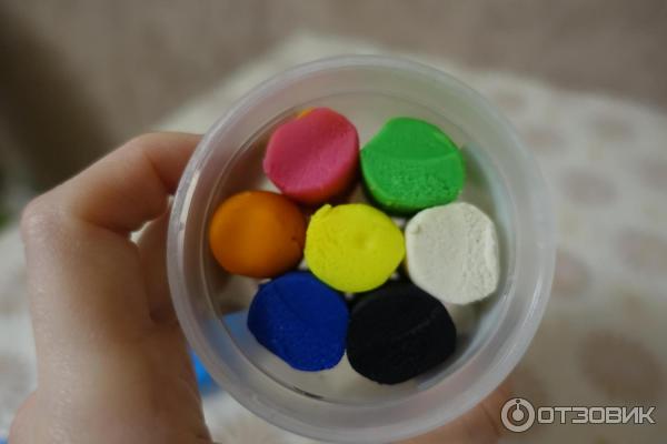 разноцветные комочки сенсорного теста для лепки на столе
