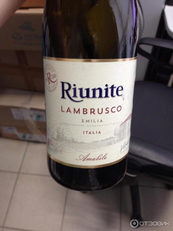 Вино рунит. Riunite Lambrusco красное. Вино игристое Риуните Ламбруско красное. Lambrusco Emilia riunite красное.