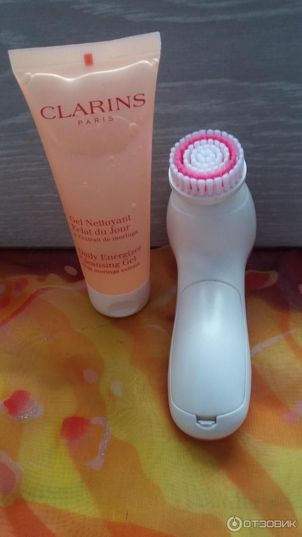 Очищающий гель Clarins Gel Nettoyant Eclat du Jour придающий сияние коже фото