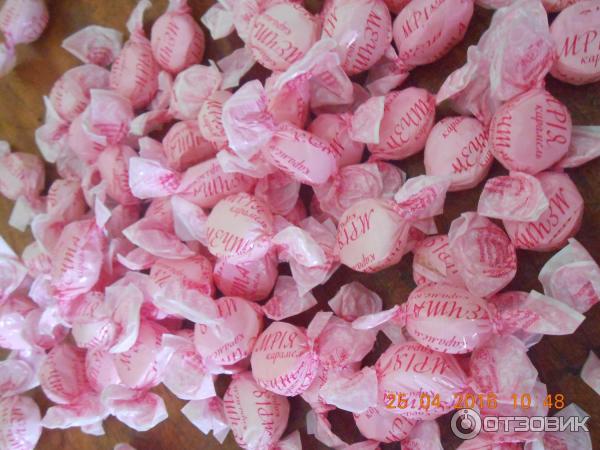 Ротфронт розовые конфеты. Карамель альпенлибе. Конфеты розовые с белым. Розовые мармеладки. Конфеты розовые с белым.