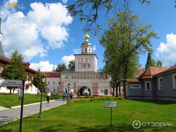 Валдайский Иверский монастырь надвратная Церковь