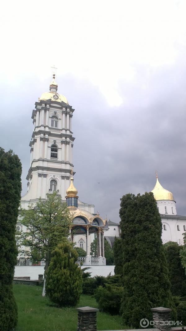 Во дворе Почаевской лавры