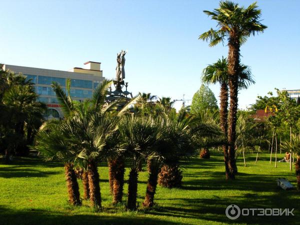 Парк у морского порта (Россия, Сочи) фото