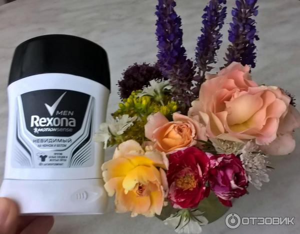 Дезодорант Rexona men невидимый на черном и белом фото