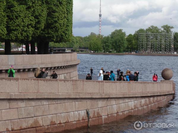 Пешая прогулка по набережной Невы на Васильевском острове (Россия, Санкт-Петербург) фото