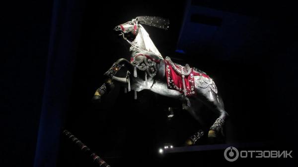 конь