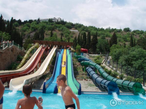 Аквапарк алушта отзывы. Крым Алушта аквапарк Миндальная роща. Аквапарк Алушта горки. Алушта аквапарк Дельфин. Аквапарк Миндальная роща Алушта самые большие горки.