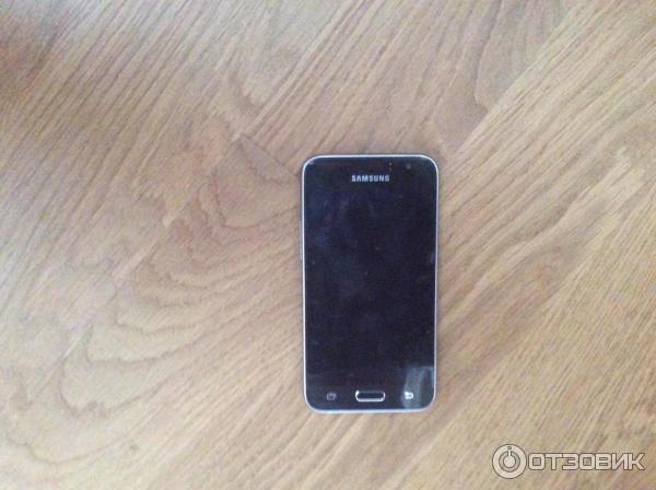 Смартфон Samsung Galaxy J1 фото