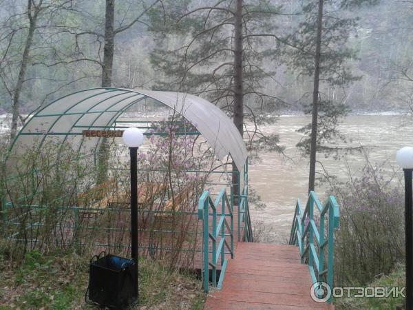 Спуск к реке и беседке. Отель Золотые пески.