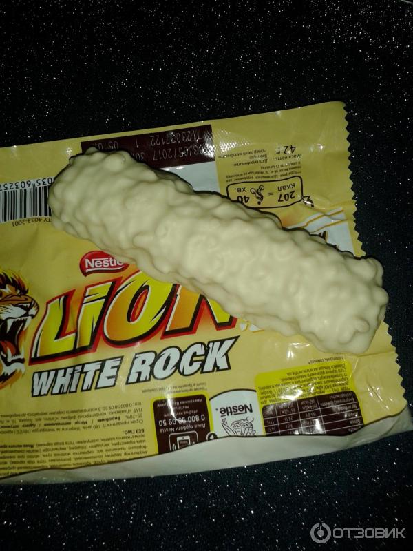 Шоколадный батончик Nestle Lion White Rock фото