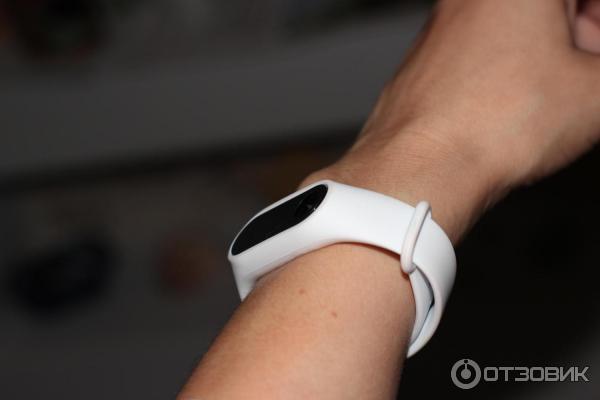 Как почистить белый ремешок. Ремешок для mi Band 2 белый. Фитнес браслет белый. Ми бэнд белый.