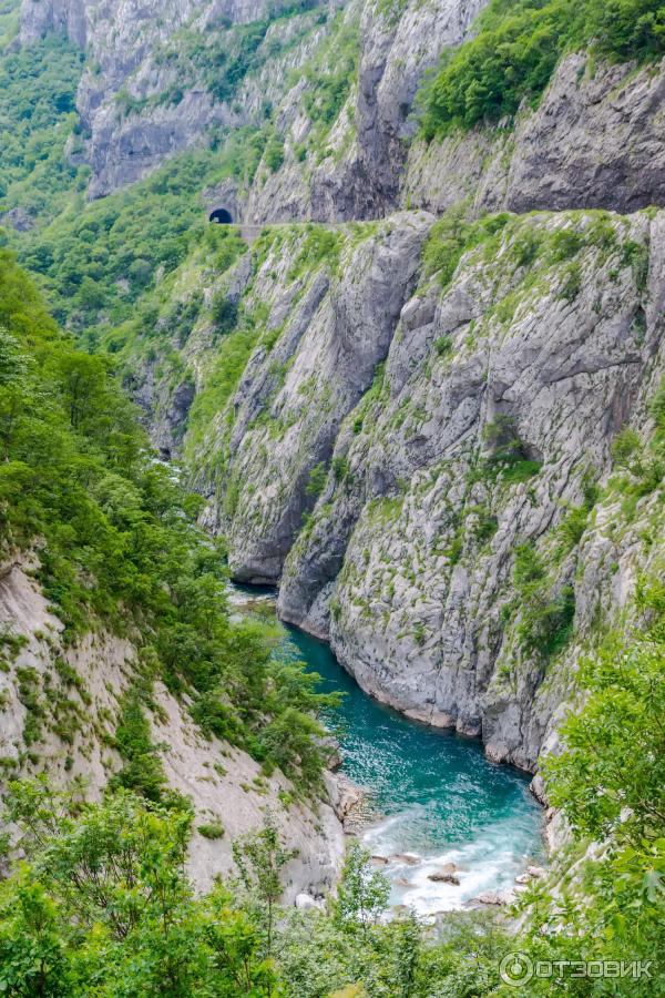 Каньон реки Морача. Черногрия. Горы. Тоннель. Смотровая площадка.