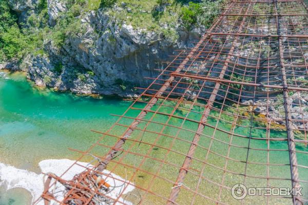 Каньон реки Морача. Черногрия. Подвесной мост.