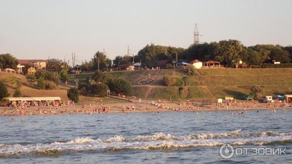 вид на пляж со стороны залива