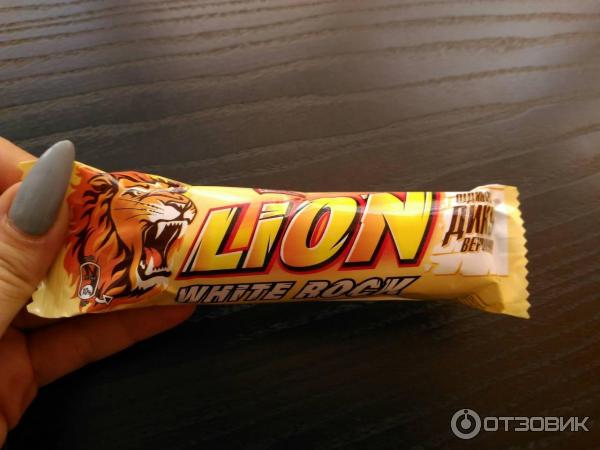 Шоколадный батончик Nestle Lion White Rock фото