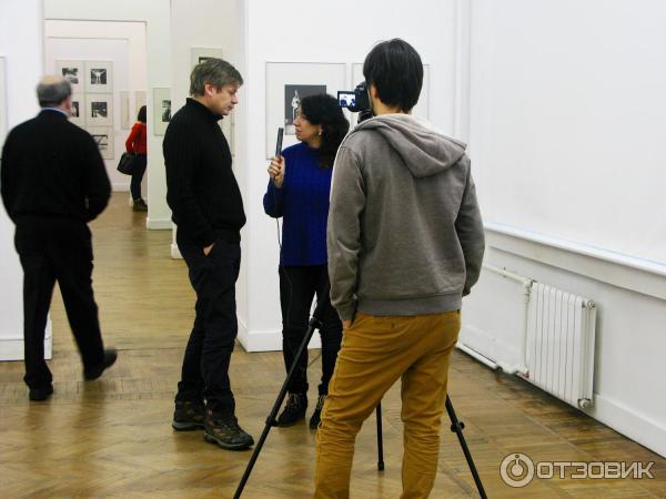 Игорь Лебедев - куратор выставка Фотоклуб Зеркало После сказанного - даёт интервью телеканалу