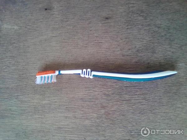 Зубная щетка Aquafresh in-between clean фото