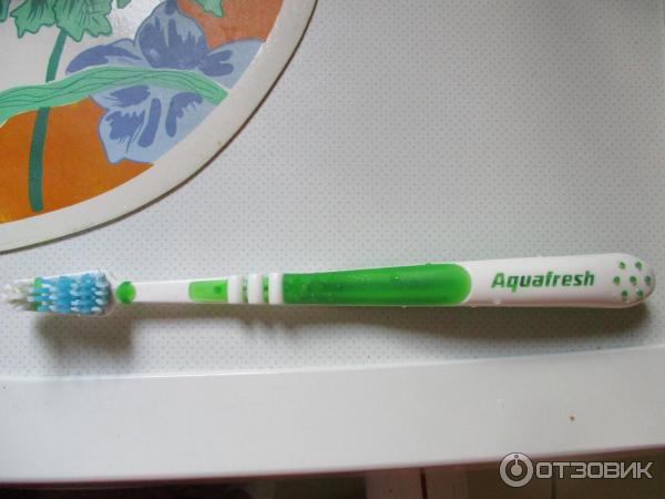 Зубная щетка Aquafresh in-between clean фото