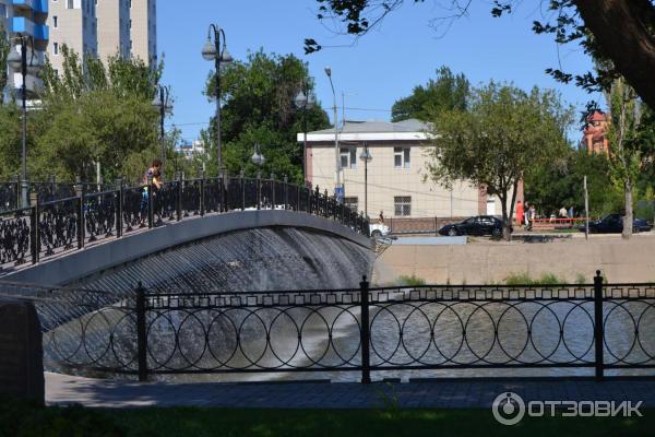 Лебединое озеро парк горького. Парк Лебединое озеро Астрахань. Мост Лебединое озеро Астрахань. Парк Горького Лебединое озеро бар.