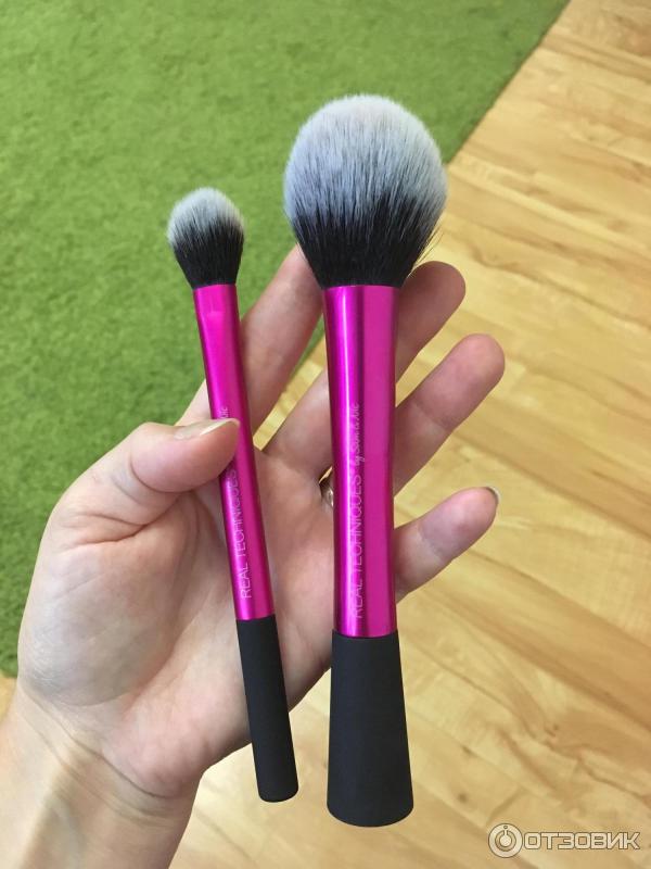 Кисть для румян Real Techniques Blush Brush фото