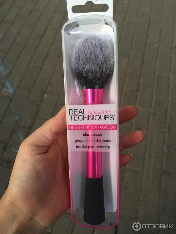 Кисть для румян Real Techniques Blush Brush фото