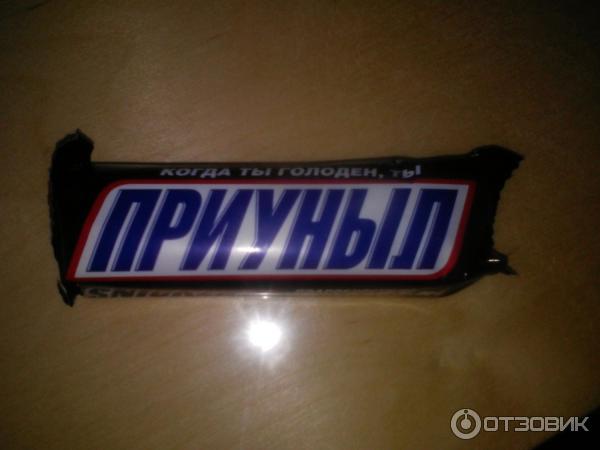 Шоколадный батончик Snickers фото