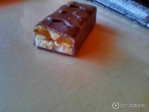 Шоколадный батончик Snickers фото