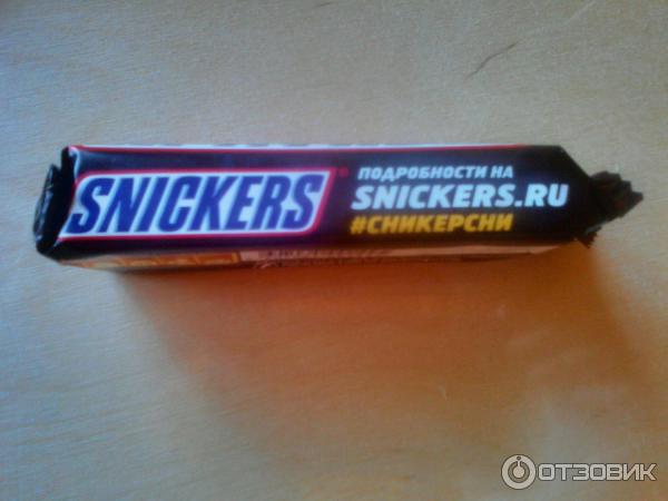 Шоколадный батончик Snickers фото