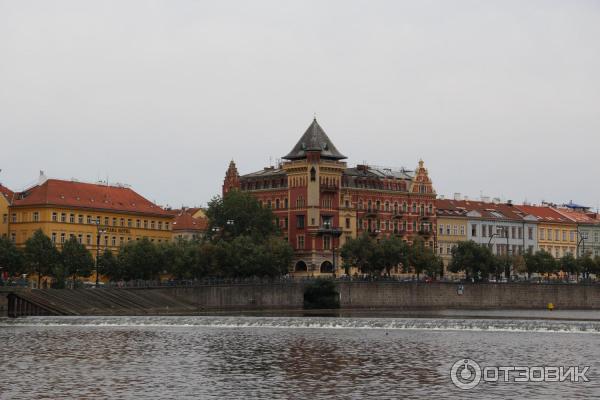 Пражская вода. Пардубице Чехия. Зеленая башня Пардубице. Пардубице достопримечательности. Прага архитектура.