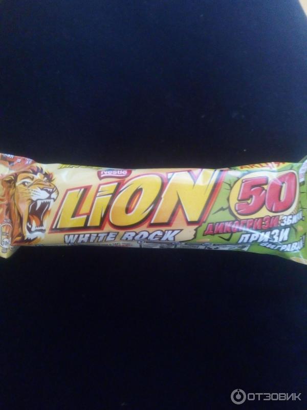 Шоколадный батончик Nestle Lion White Rock фото