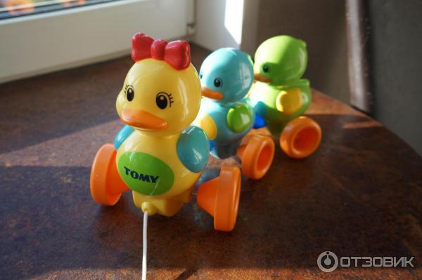 Игрушка-каталка Tomy Семейство уточек фото