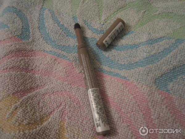 Тени для бровей в карандаше Essence Make me Brow фото