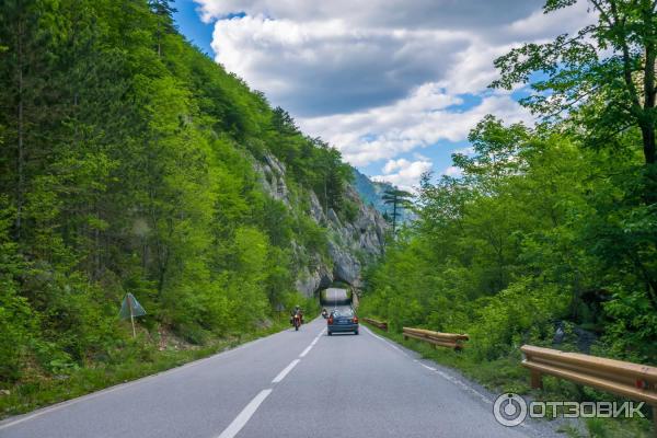 Дорога к мосту Джурджевича над рекой Тара. Черногория.